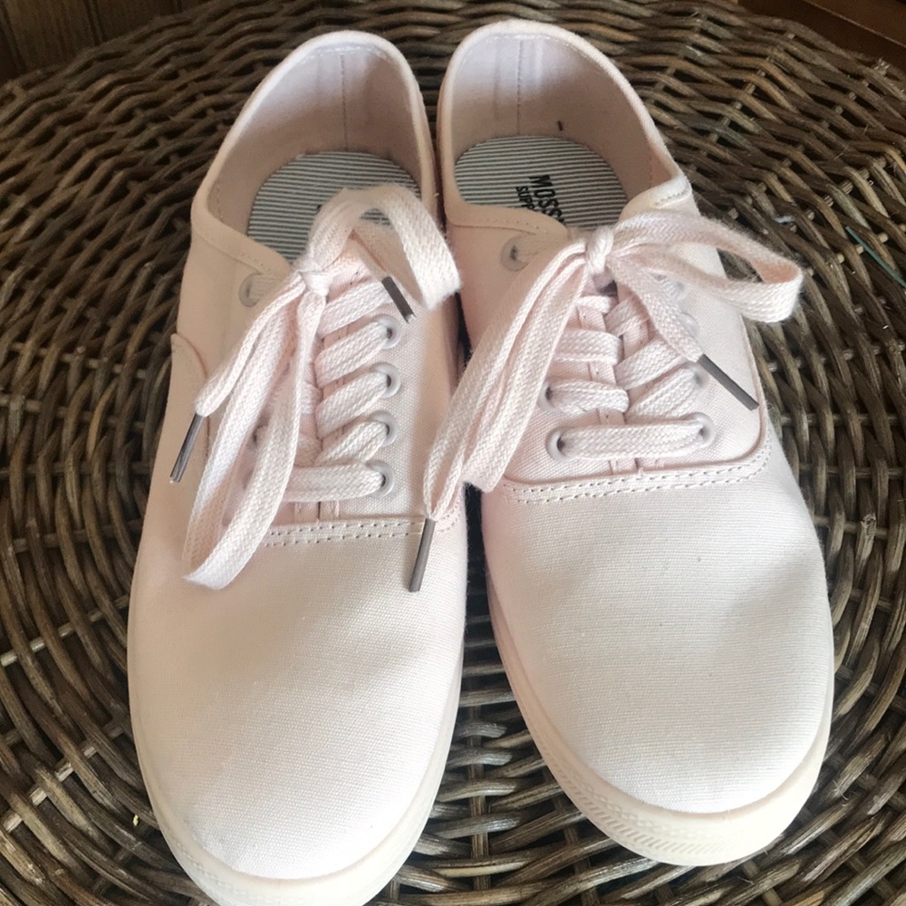 NWOT Blush Women’s Sneakers Size 6